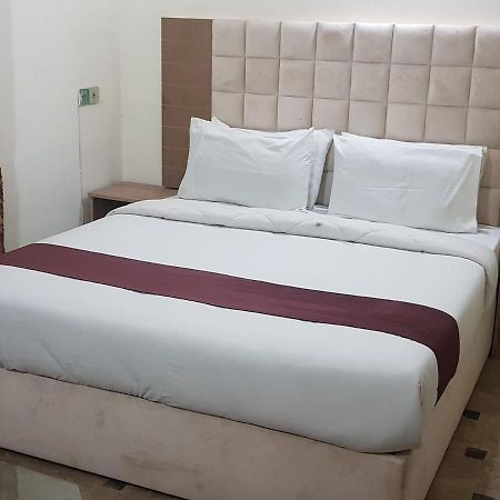 Hotel Sherition 1 Lahore Esterno foto