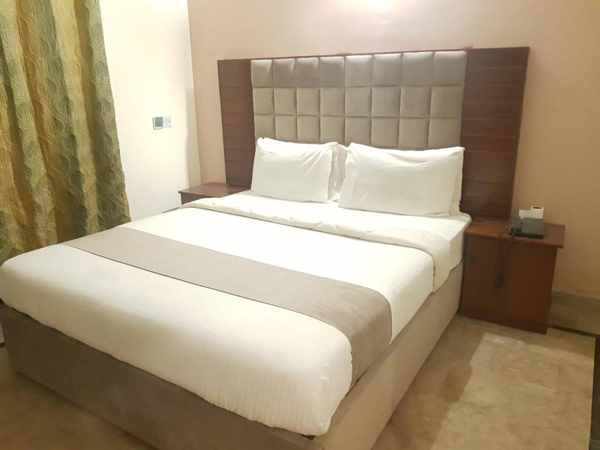 Hotel Sherition 1 Lahore Esterno foto